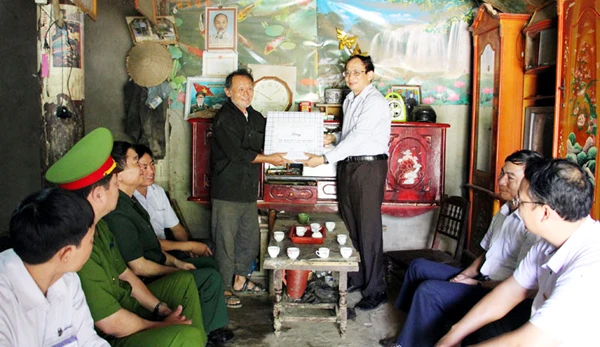 Đồng chí Cao Đức Hải tặng quà ông Hoàng Diu Lìn, người hoạt động cách mạng bị nhiễm chất độc hoá học.
