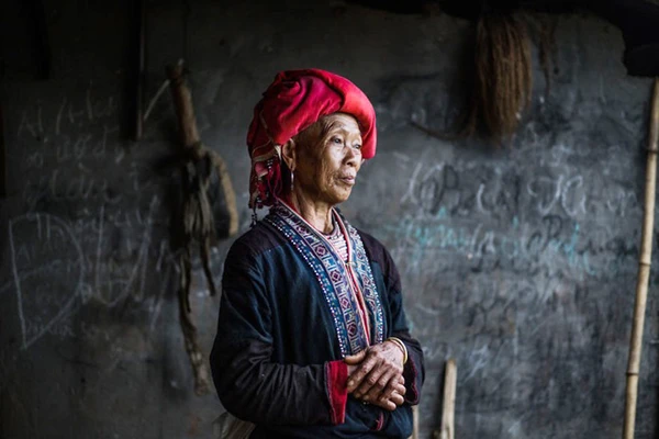 Miêu tả về Việt Nam, trang Boredpanda viết nơi đây trở thành một trong những điểm du lịch hút khách trong hơn thập kỷ qua với người dân thân thiện, phong cảnh hoang sơ và nhiều vẻ đẹp tiềm ẩn. Trên hình là dòng sông Nho Quế nhìn từ đèo Mã Pí Lèng, Hà Giang. Bắt nguồn từ cảm hứng đó, nhiếp ảnh gia Pháp tiếp tục thực hiện hành trình 12 ngày khám phá miền núi phía bắc Việt Nam như Sa Pa (Lào Cai), Đồng Văn (Hà Giang), Cao Bằng... Trên hình là một phụ nữ Dao Đỏ. Cụ ông Lùng Leo Phố, 78 tuổi, dân tộc La Chí. Trò chuyện với Rehahn, ông cho biết mình phải dành nhiều ngày để dẫn nước về nhà bằng những đường ống làm bằng tre. Từ ngọn núi cao lớn đến ruộng lúa xanh rì hay ánh nhìn thơ ngây của trẻ em dân tộc, Rehahn đã mang đến cho người xem vẻ đẹp ẩn giấu của đất nước Đông Nam Á này. Đây ảnh là hoàng hôn trên ruộng bậc thang ở Hoàng Su Phì, Hà Giang. Lân Thị Lợi là một bé gái dân tộc Lô Lô Đen. Em sống ở một ngôi làng nhỏ, gần Bảo Lạc (Cao Bằng). Em không biết nói tiếng Kinh vì em không đi học. Hai chị em đang chơi đùa ngay bên cạnh đường. Cao nguyên Đồng Văn, Hà Giang. 4 chị em dân tộc Mông đang ăn cơm trưa. Ngôi nhà chênh vênh trên cao nguyên đá. Với những bức hình ghi được sau chuyến đi, anh đang lên kế hoạch cho cuốn sách ảnh sắp tới của mình về hơn 50 dân tộc thiểu số ở Việt Nam. Trước đó, anh từng cho ra mắt cuốn sách ảnh "Việt Nam - Những mảnh ghép tương phản".