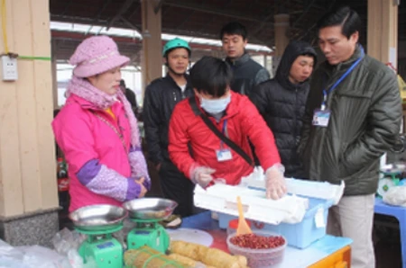 Kiểm tra hộ kinh doanh sản phẩm thực phẩm tại chợ thị trấn Sa Pa. Kiểm tra hộ kinh doanh sản phẩm thực phẩm tại chợ thị trấn Sa Pa.