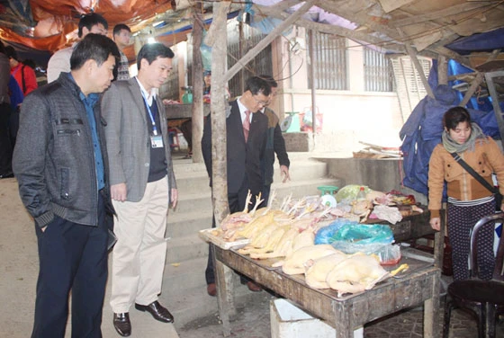 Kiểm tra hộ kinh doanh sản phẩm gia cầm đã giết mổ tại chợ Bản Vược.