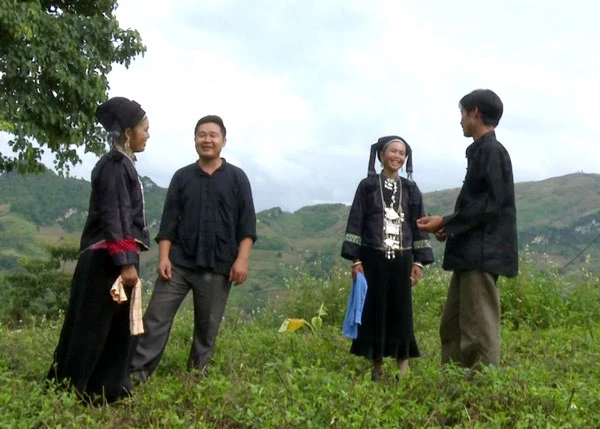 Đôi nam nữ thi hát giao duyên trong ngày Tết tháng Bảy. Người dân tham gia trò trơi ném còn. Thi đấu đẩy gậy giữa các thôn. Trẻ em thích thú với trò chơi bịt mắt đập mõ trâu. Thi nhảy bao bố.