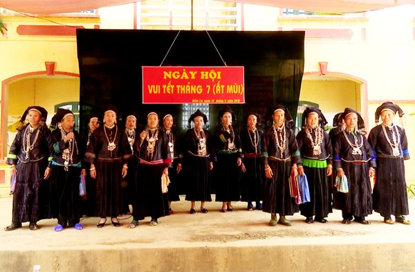 Người Nùng cùng hát dân ca.
