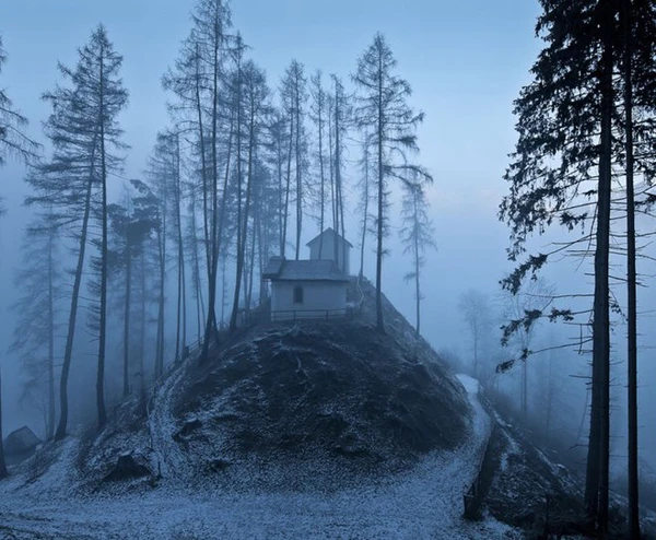 Điểm nghỉ chân và ngắm bắc cực quang tuyệt đẹp ở Phần Lan. Một ngôi nhà nhỏ vẫn còn sáng đèn nằm giữa biển tuyết ở chân dãy núi Bergsdalen, Na Uy. Căn nhà gỗ nhỏ làm điểm nghỉ chân của những người leo núi trên dãy Alps. Ngôi nhà phủ đầy tuyết ở vùng đất của những đêm trắng Lapland, Phần Lan. Những căn nhà gỗ lên đèn ấm cúng vào mùa đông ở Stokholm, Thụy Điển. Ngôi nhà sơn màu đỏ nổi bật nằm giữa vùng núi phủ tuyết trắng ở Tromso, Na Uy. Căn nhà nhỏ ở Tirol (Áo) đẹp mơ màng và ám ảnh trong màn tuyết rơi giữa rừng. Một lều nghỉ mái đỏ nằm trên núi bị bỏ hoang ở Iceland. Một ngôi nhà nằm đơn độc giữa tuyết trắng của vùng Oxnadal, Iceland. Ngôi nhà bị tuyết phủ kín cửa nhìn như một chiếc bánh kem, nằm trên núi Karkonosze, Ba Lan.