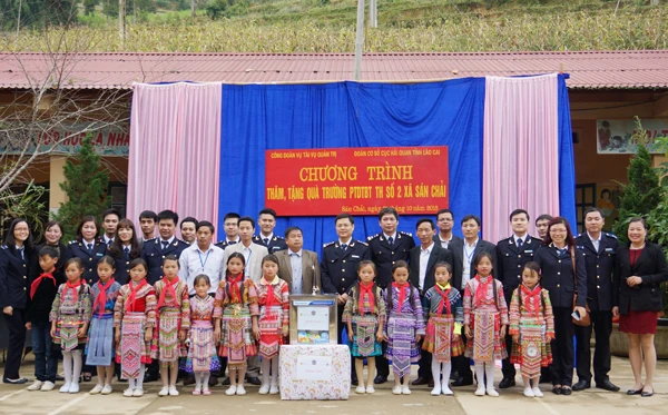 Đồng chí Phạm Văn Việt – Vụ trưởng Vụ Tài vụ - Quản trị và đồng chí Trần Vũ Hoàng – Cục trưởng Cục Hải quan tỉnh đại diện tặng quà cho Nhà trường và các em học sinh. Niềm vui được nhận áo ấm.