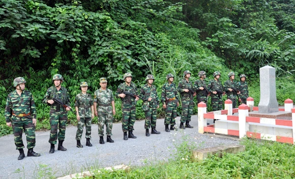Đội hình tuần tra Bộ đội Biên phòng Lào Cai (Việt Nam) và Công an biên phòng Trung Quốc.