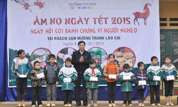 Các cơ quan, đơn vị tặng quà tết tại một số địa phương ảnh 2