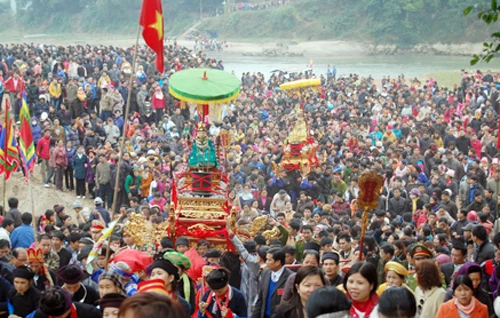 Quang cảnh Lễ hội đền Đông Cuông. Quang cảnh Lễ hội đền Đông Cuông.