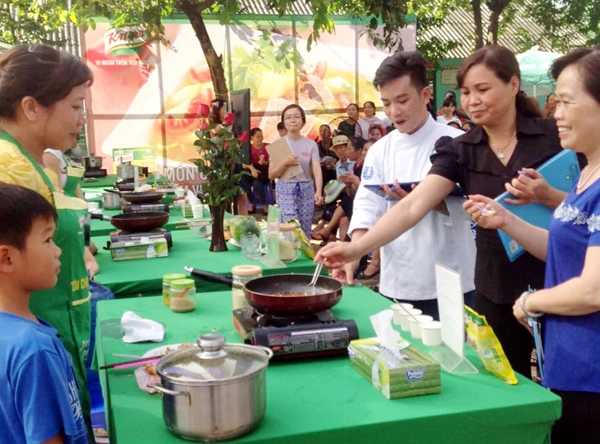 Ban Tổ chức và chuyên gia dinh dưỡng thẩm định các món ăn của các gia đình. Trao thưởng cho các gia đình xuất sắc tại cuộc thi.