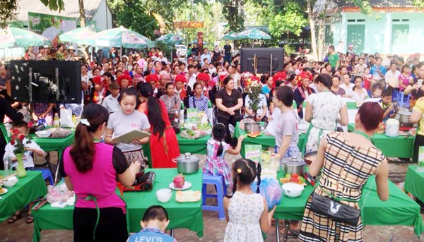 Các gia đình tham gia trổ tài nấu ăn ngon.