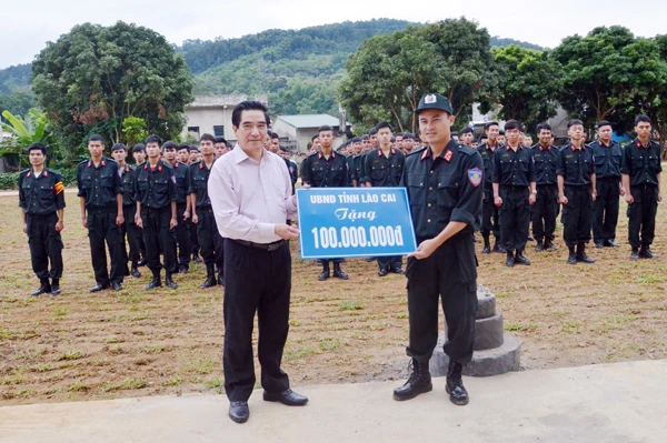 Đồng chí Doãn Văn Hưởng tặng quà cán bộ, chiến sĩ Tiểu đoàn CSCĐ số 4.