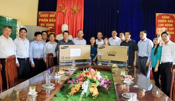 Đoàn công tác tặng quà nhân dân thôn Phú An 1 và Trường Mầm non Hoa phượng đỏ. Đoàn công tác tặng quà nhân dân thôn Phú An 1 và Trường Mầm non Hoa phượng đỏ.