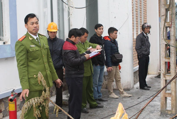 Bắc Hà: Cột ăng ten truyền hình bốc cháy, đổ sập hoàn toàn ảnh 3