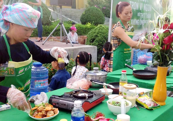 Các gia đình tự chuẩn bị và chế biến món ăn ngay tại cuộc thi.