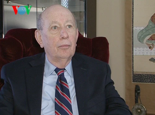 Giáo sư Ronald Spector. Giáo sư Ronald Spector.