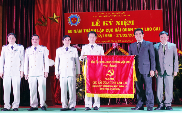 Tỉnh ủy – HĐND – UBND – Ủy ban MTTQ Việt Nam tỉnh Lào Cai tặng bức trướng kỷ niệm 60 năm Ngày thành lập Cục Hải quan Lào Cai.
