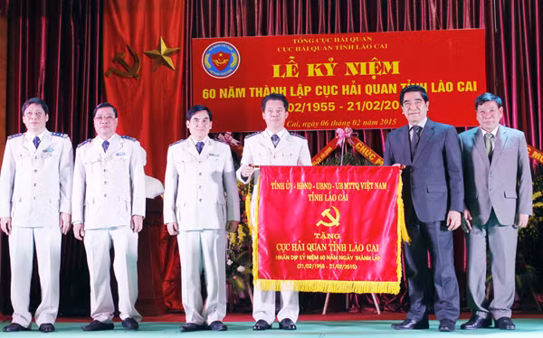 Tỉnh ủy – HĐND – UBND – Ủy ban MTTQ Việt Nam tỉnh Lào Cai tặng bức trướng kỷ niệm 60 năm Ngày thành lập Cục Hải quan Lào Cai.