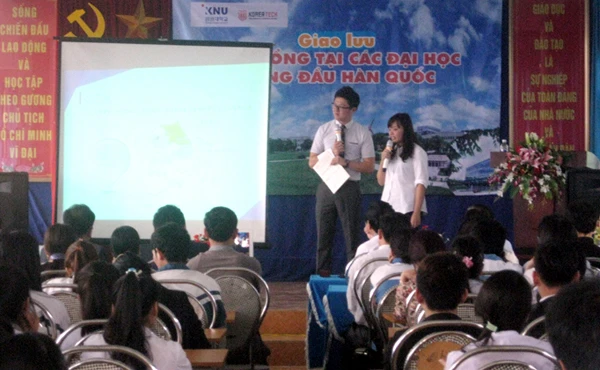 Học sinh Lào Cai được nghe chuyên gia Hàn Quốc giới thiệu về nền giáo dục của đất nước.