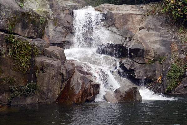 Những thác nước trong vắt và mát lạnh - điểm đến hấp dẫn cho những người thích khám phá. Vẻ đẹp tầng 2 của thác Đầu Nhuần. Các thác nước vẫn giữ vẻ đẹp nguyên sơ. Tầng 3 của thác Đầu Nhuần như dải lụa. Dòng nước từ các thác chảy về hạ lưu góp phần cung cấp nguồn nước cho sản xuất nông nghiệp của xã Phú Nhuận. Những thác nước trong vắt và mát lạnh - điểm đến hấp dẫn cho những người thích khám phá. Vẻ đẹp tầng 2 của thác Đầu Nhuần. Các thác nước vẫn giữ vẻ đẹp nguyên sơ. Tầng 3 của thác Đầu Nhuần như dải lụa. Dòng nước từ các thác chảy về hạ lưu góp phần cung cấp nguồn nước cho sản xuất nông nghiệp của xã Phú Nhuận.