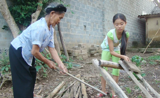 Khi rảnh rỗi, Hậu lại giúp bà làm việc nhà.