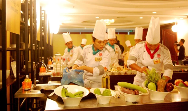 Các đầu bếp chuyên nghiệp tham gia chế biến món ăn trong cuộc thi.