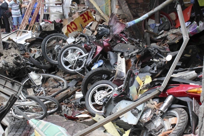 Nhiều xe máy bị đâm nát.