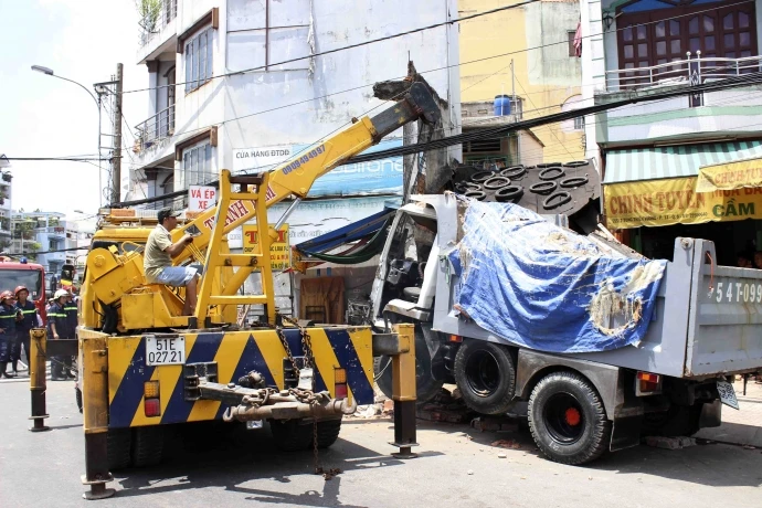 Chiếc xe được cẩu đi khỏi hiện trường.