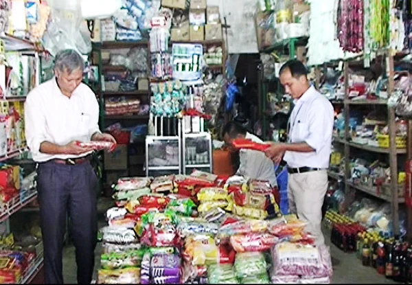 Lực lượng chức năng kiểm tra hộ kinh doanh thực phẩm.