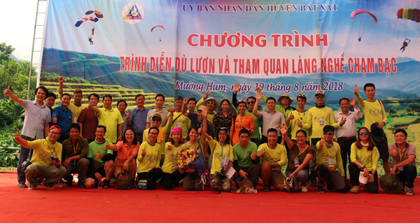 Các vận động viên và Ban tổ chức chụp ảnh lưu niệm trước khi bay.