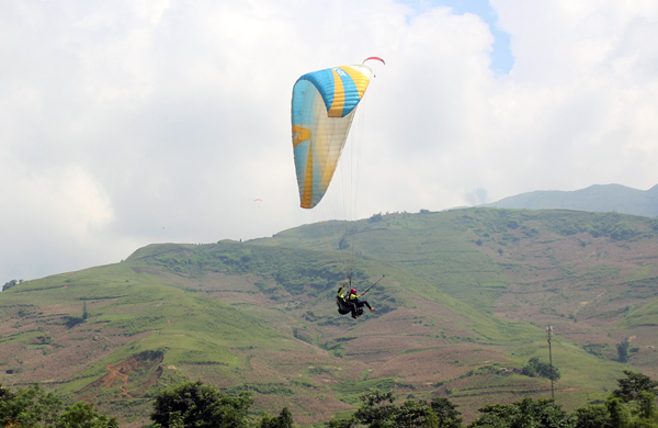 Trình diễn dù lượn và tham quan làng nghề chạm khắc bạc tại Bát Xát ảnh 4