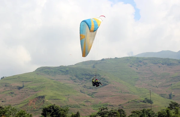 Trình diễn dù lượn và tham quan làng nghề chạm khắc bạc tại Bát Xát ảnh 4