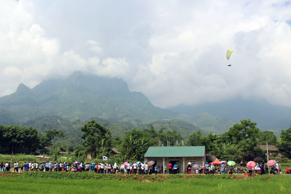 Đông đảo du khách chiêm ngưỡng dù bay. Hoạt động góp phần quảng bá hình ảnh đất và người Bát Xát. Trình diễn dù bay đôi cho du khách.