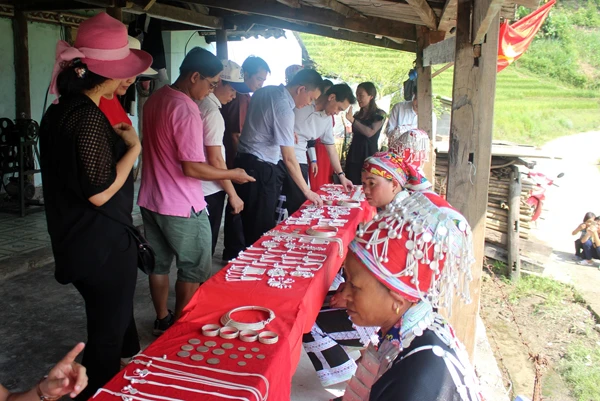 Du khách khám phá làng nghề chạm khắc bạc.