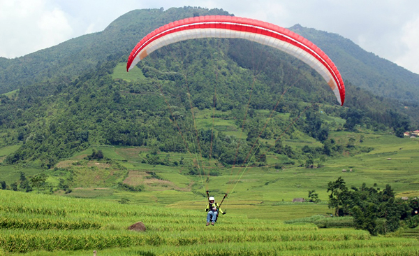 Đông đảo du khách chiêm ngưỡng dù bay. Hoạt động góp phần quảng bá hình ảnh đất và người Bát Xát. Trình diễn dù bay đôi cho du khách.