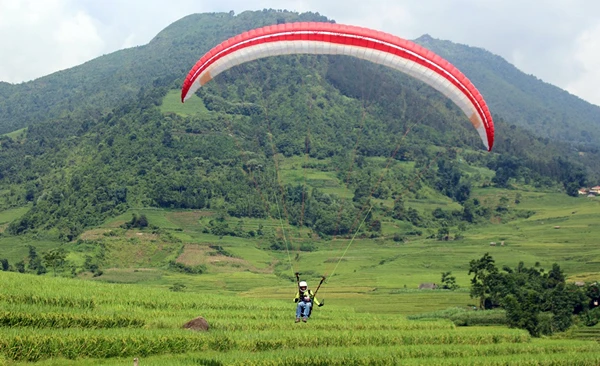 Đông đảo du khách chiêm ngưỡng dù bay. Hoạt động góp phần quảng bá hình ảnh đất và người Bát Xát. Trình diễn dù bay đôi cho du khách.