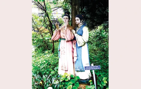 Tượng Thúy Kiều, Thúy Vân trong vườn Kiều của ông Nguyễn Bá Khoát. Tượng Thúy Kiều, Thúy Vân trong vườn Kiều của ông Nguyễn Bá Khoát.