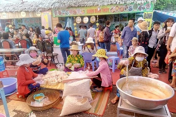 Đông đảo người dân tham dự lễ hội bánh dân gian Nam bộ.