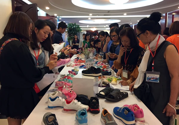 Các đại lý trong toàn quốc ghi mẫu đặt hàng tại các gian trưng bày sản phẩm mới của Biti’s.