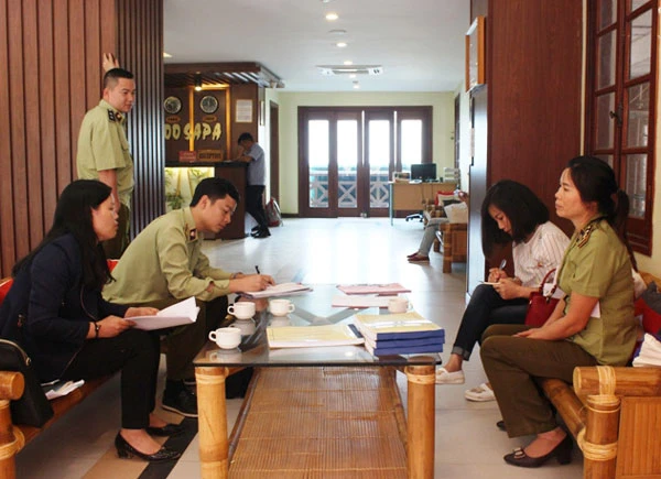 Lập biên bản kiểm tra tại cơ sở được kiểm tra an toàn thực phẩm.