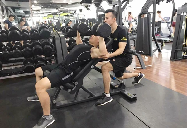 Huấn luyện viên hướng dẫn các bài tập gym phù hợp dành cho người trung tuổi. Huấn luyện viên hướng dẫn các bài tập gym phù hợp dành cho người trung tuổi.