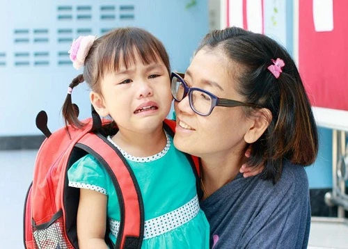 Cảm xúc của trẻ trong ngày đầu đi học phụ thuộc nhiều vào cách dẫn dắt của phụ huynh.