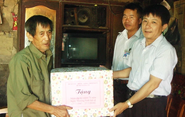 Lãnh đạo UBND huyện Si Ma Cai tặng quà gia đình chính sách.