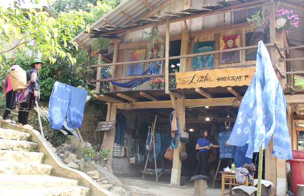 Tiệm nhuộm chàm nhỏ xinh giữa bản Cát Cát ảnh 1 Tiệm nhuộm chàm nhỏ xinh giữa bản Cát Cát ảnh 1