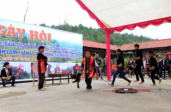 Trích đoạn lễ cúng Lễ Pút tồng của người Dao. Trích đoạn Lễ cưới của người Dao đỏ. Trình diễn viết thư pháp cổ của người Dao đỏ. Trích đoạn lễ cúng Lễ Pút tồng của người Dao. Trích đoạn Lễ cưới của người Dao đỏ. Trình diễn viết thư pháp cổ của người Dao đỏ.