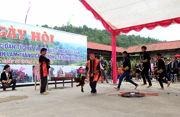 Trích đoạn lễ cúng Lễ Pút tồng của người Dao. Trích đoạn Lễ cưới của người Dao đỏ. Trình diễn viết thư pháp cổ của người Dao đỏ.