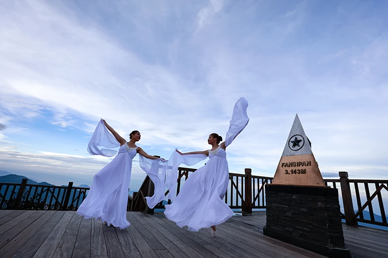 Chiêm ngưỡng ruộng bậc thang xanh ngắt tại bản Cát Cát. Một thác nước trong rừng Vườn Quốc gia Hoàng Liên. Vẻ đẹp ruộng bậc thang khiến cho du khách rất thích thú. Càng lên cao phong cảnh càng hùng vỹ. Khoảnh khắc hiếm có khi biển mây xuất hiện tại độ cao 3.000 mét. Mây phủ trắng xóa tạo nên khung cảnh huyền ảo. Quần thể chùa trên đỉnh Fansipan ngỡ như thiên đường. Ngẫu hứng trên đỉnh Fansipan. Fansipan là điểm đến không thể thiếu của du khách khi đến với Sa Pa. Fansipan lung linh về đêm. Bình minh xuất hiện như “tiên cảnh” tại quần thể Fansipan.