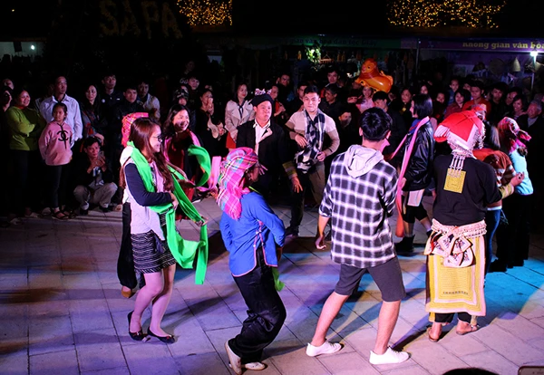 Du khách tham gia múa khăn cùng nghệ nhân dân tộc Giáy.