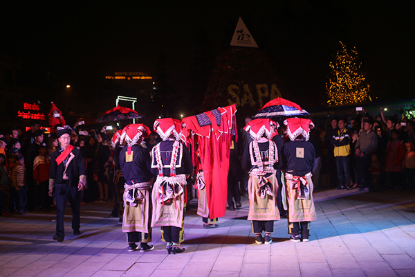 Màn tái hiện đám cưới của dân tộc Dao đỏ thu hút đông du khách. Màn tái hiện đám cưới của dân tộc Dao đỏ thu hút đông du khách.