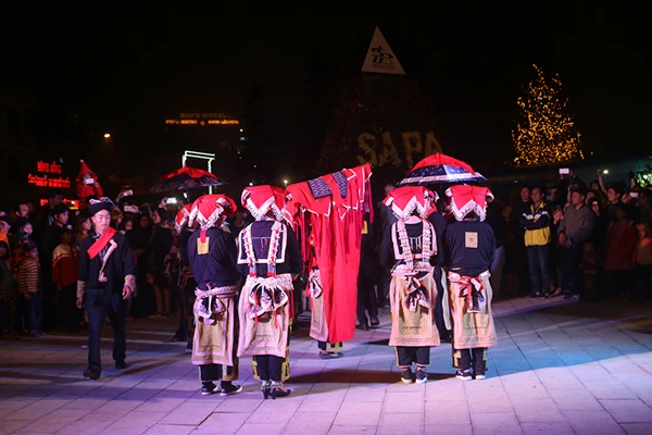 Màn tái hiện đám cưới của dân tộc Dao đỏ thu hút đông du khách.