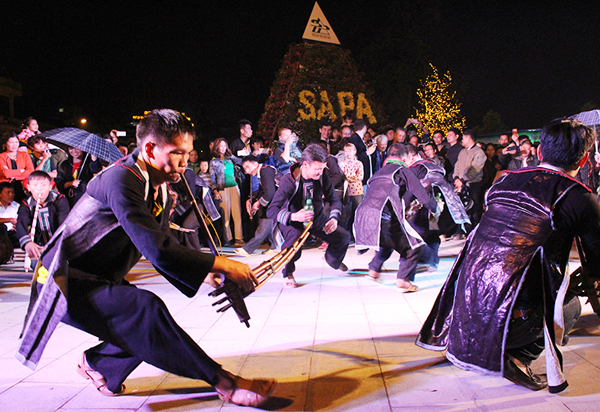 Biểu diễn khèn Mông tại Lễ hội đường phố Sa Pa năm 2018. Biểu diễn khèn Mông tại Lễ hội đường phố Sa Pa năm 2018.