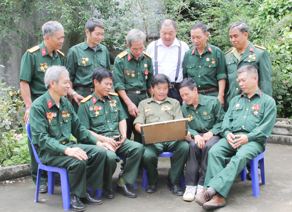 Khi cựu chiến binh gặp nhau, những tấm ảnh kỷ niệm luôn được nâng niu, trân trọng.